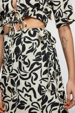 Pieces Saia midi com estampado floral. preto New